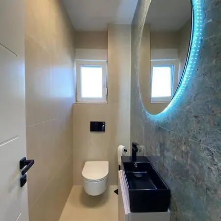 Luxury With Jacuzzi Podstrana