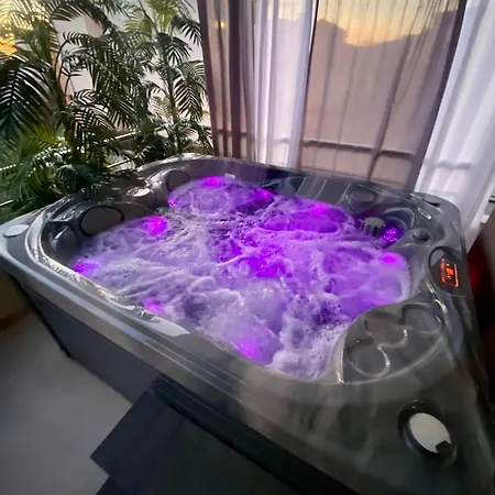 Luxury With Jacuzzi Lägenhet