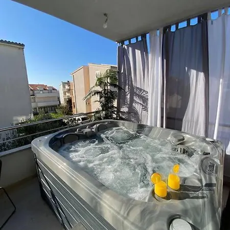 Luxury With Jacuzzi Apartment