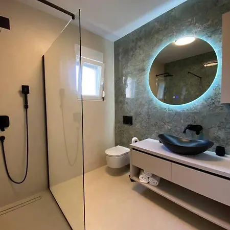 Luxury With Jacuzzi Apartment *